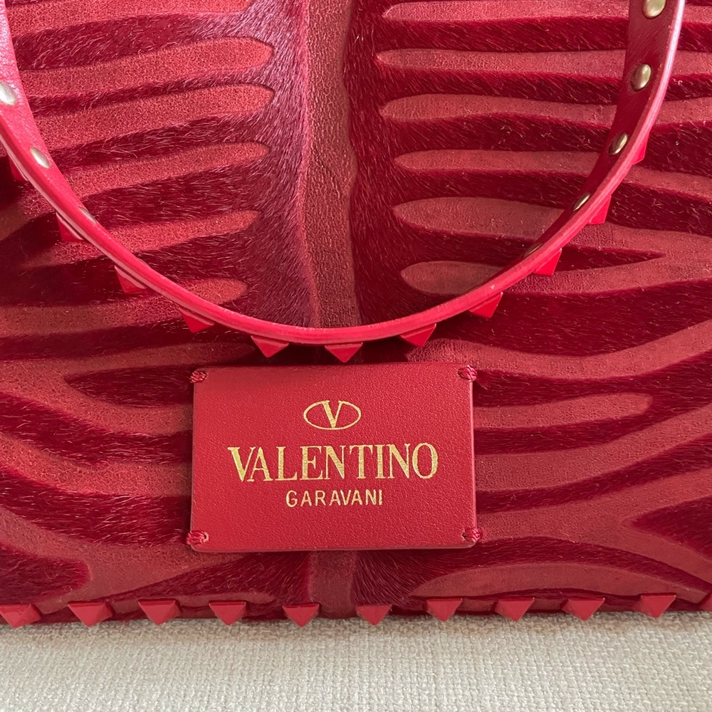 Valentino Garavani- Vitello Small Rockstud Double Handle Tote in red zebra print - Picture 4 of 11